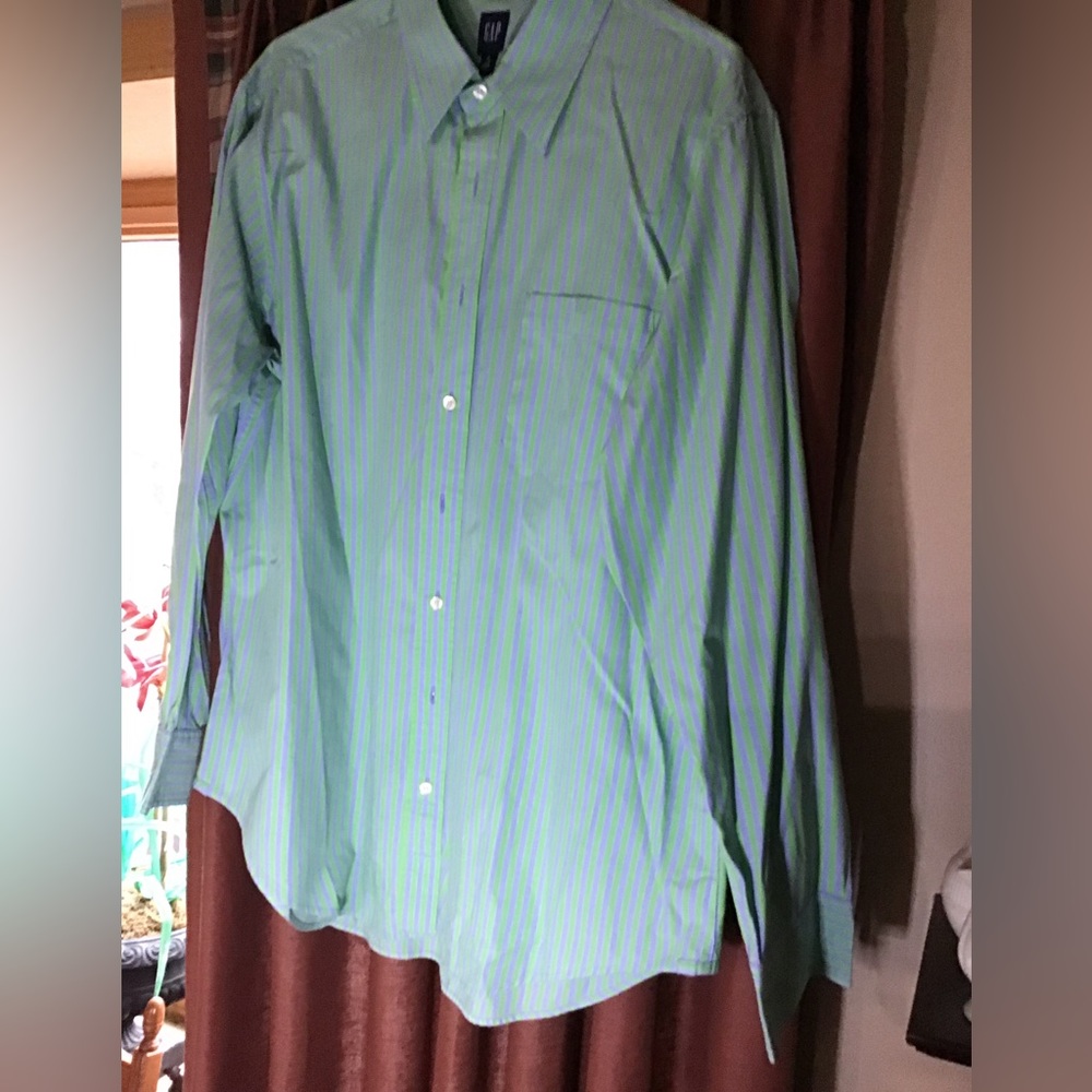NWOT Gap Long Sleeve Casual and Comfortable Button Down Shirt in XL